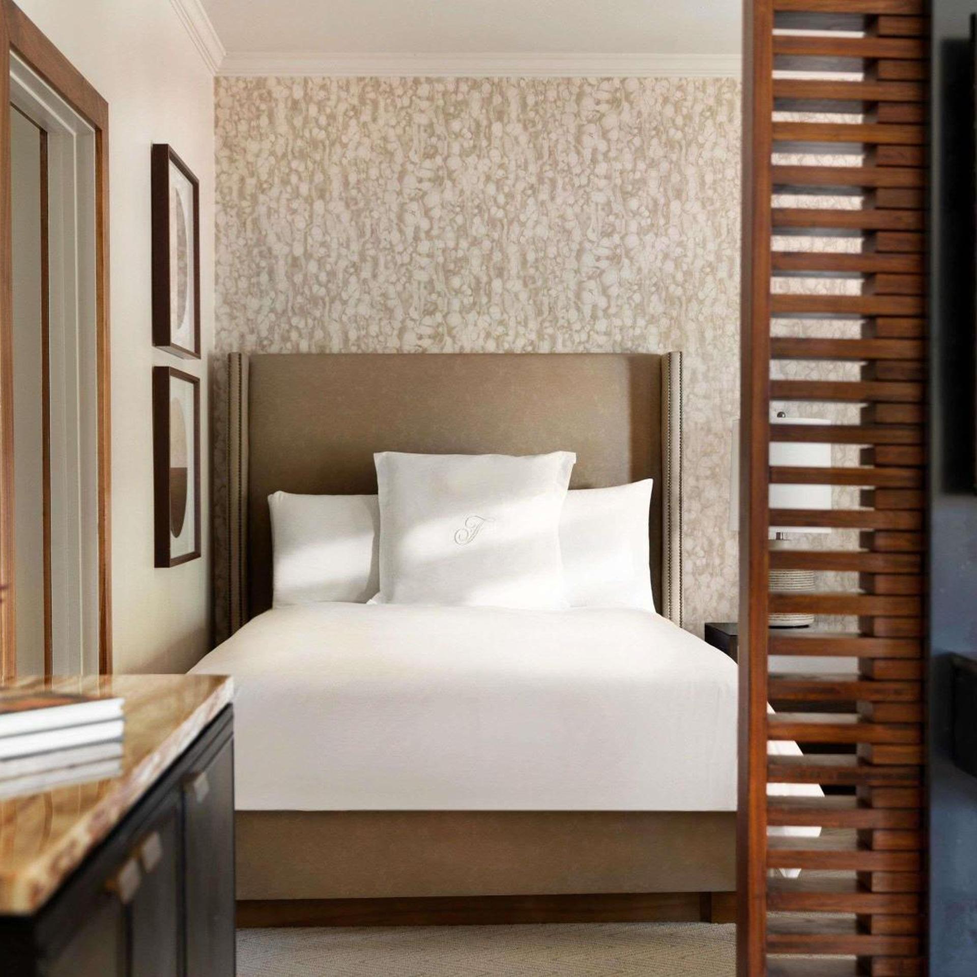Fairmont Gold, Junior Suite, King Bed, Golf Course View, Balcony or Patio