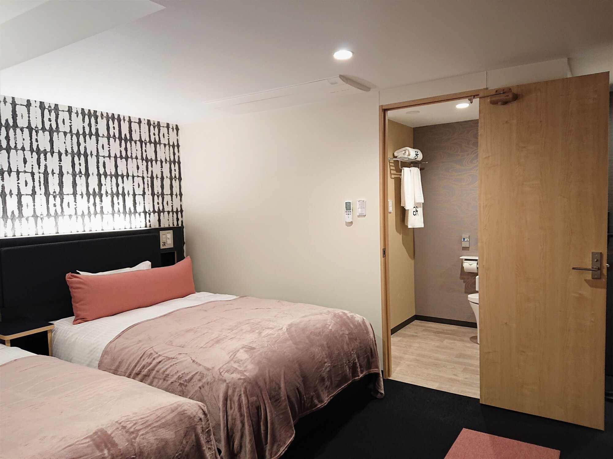 2 DOUBLE BEDS, SMOKING