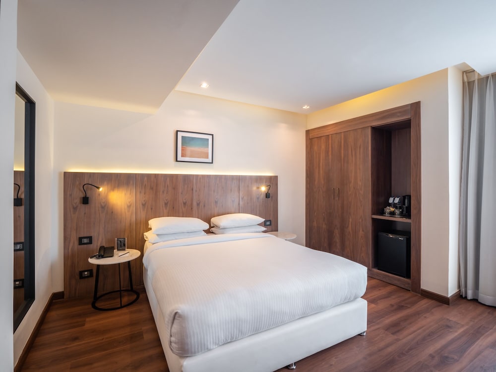 DELUXE, DOUBLE OR TWIN BED