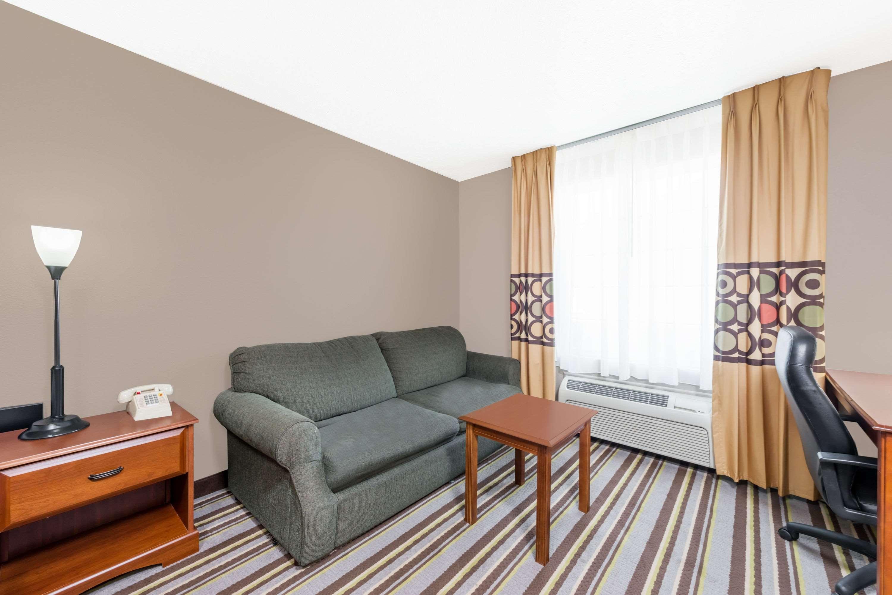 Super 8 by Wyndham Bolivar MO 24/28