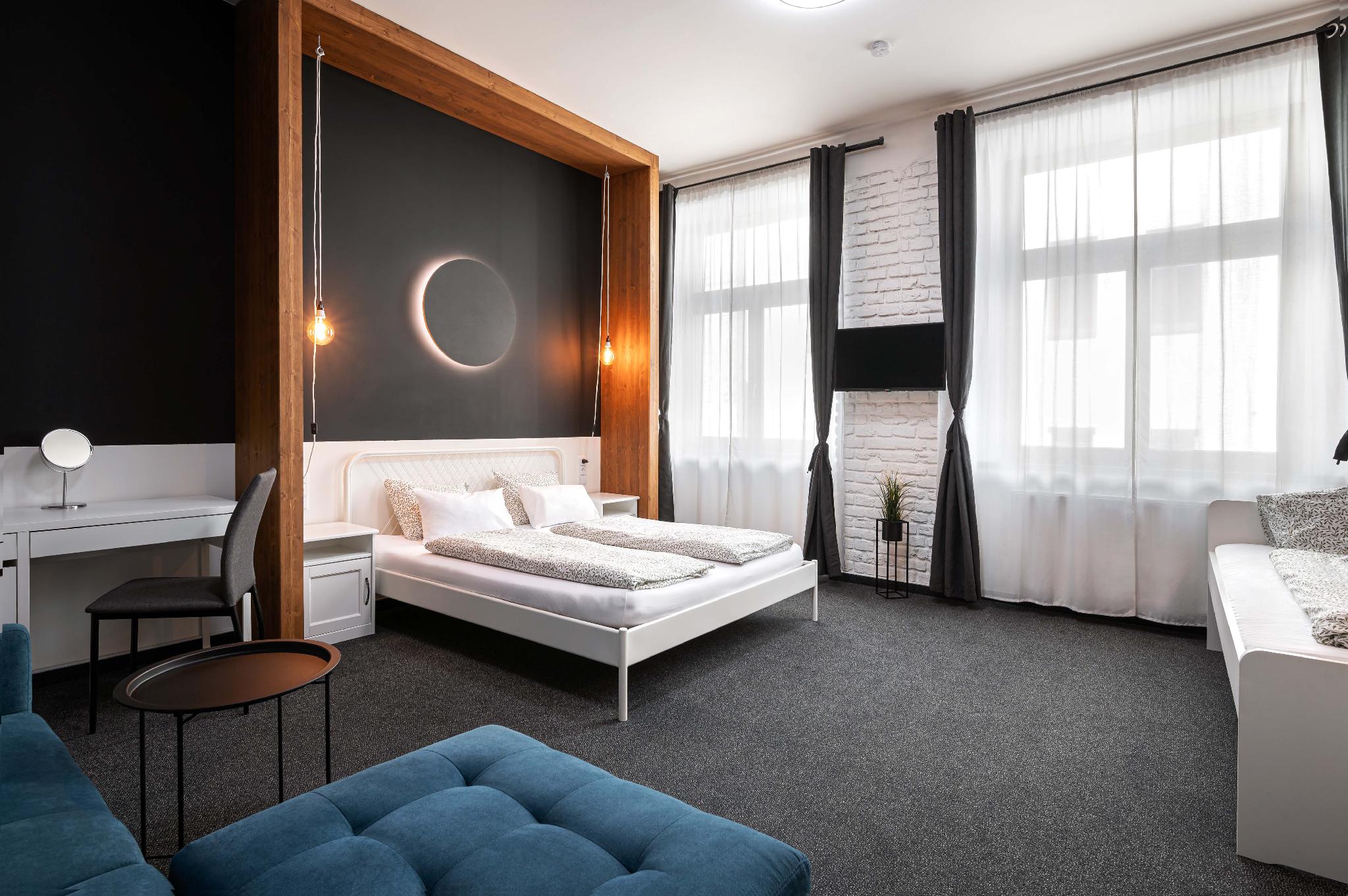 1 BEDROOM, STANDARD, TRIPLE
