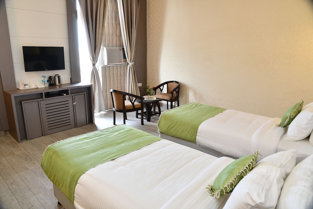 Hotel Jataka Inn 20/38