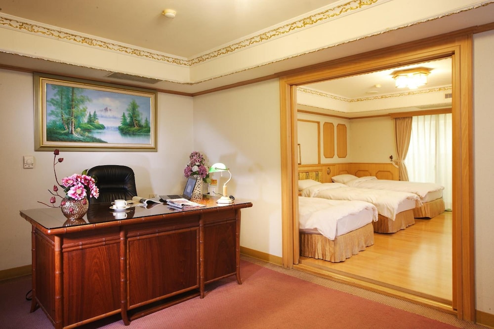 Kingdom Hotel 15/50