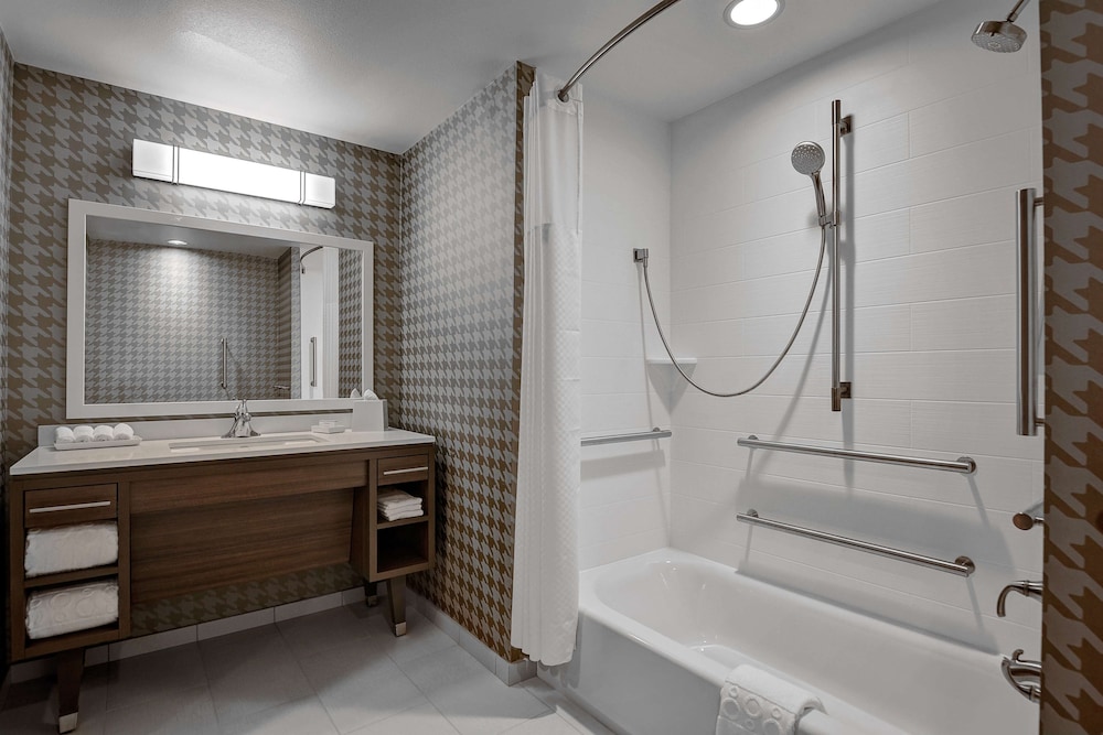 Studio, 2 Queen Beds, Bathtub, Accessible