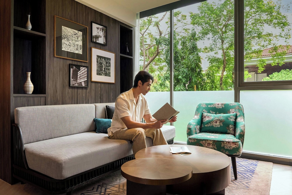 Madi Paidi Bangkok, Autograph Collection 33/49