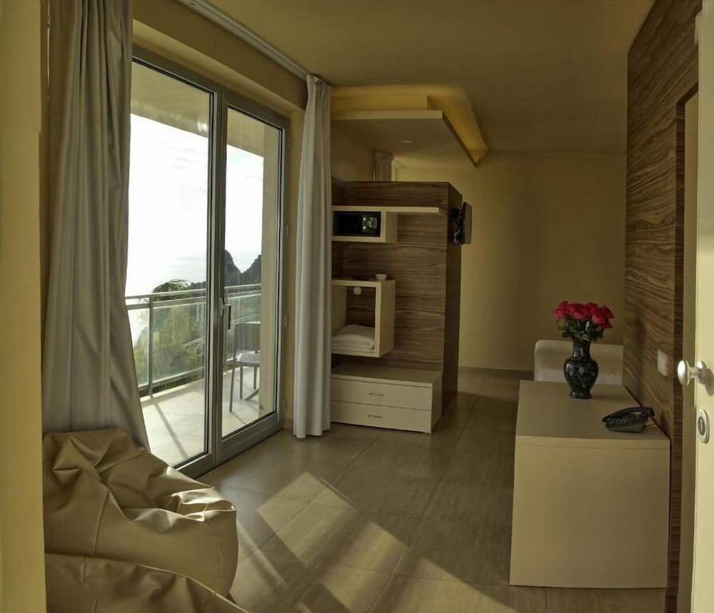 Blue Bay Resort 33/72