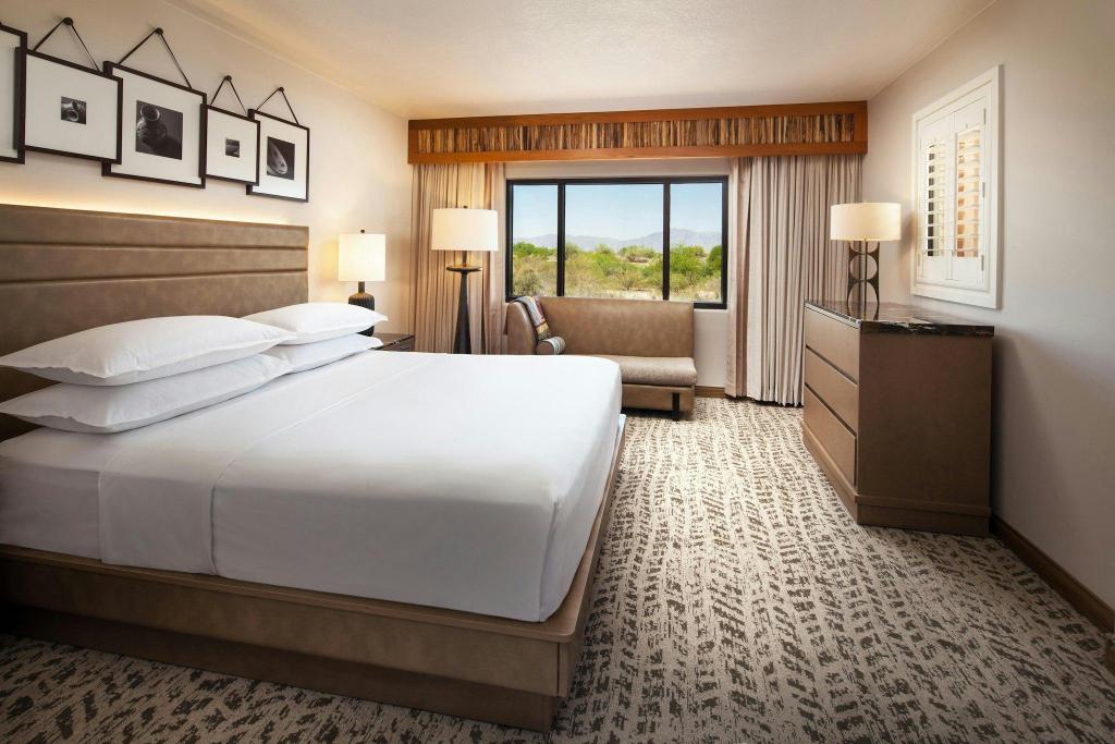 Governor, Suite, King Bed, Sofa
