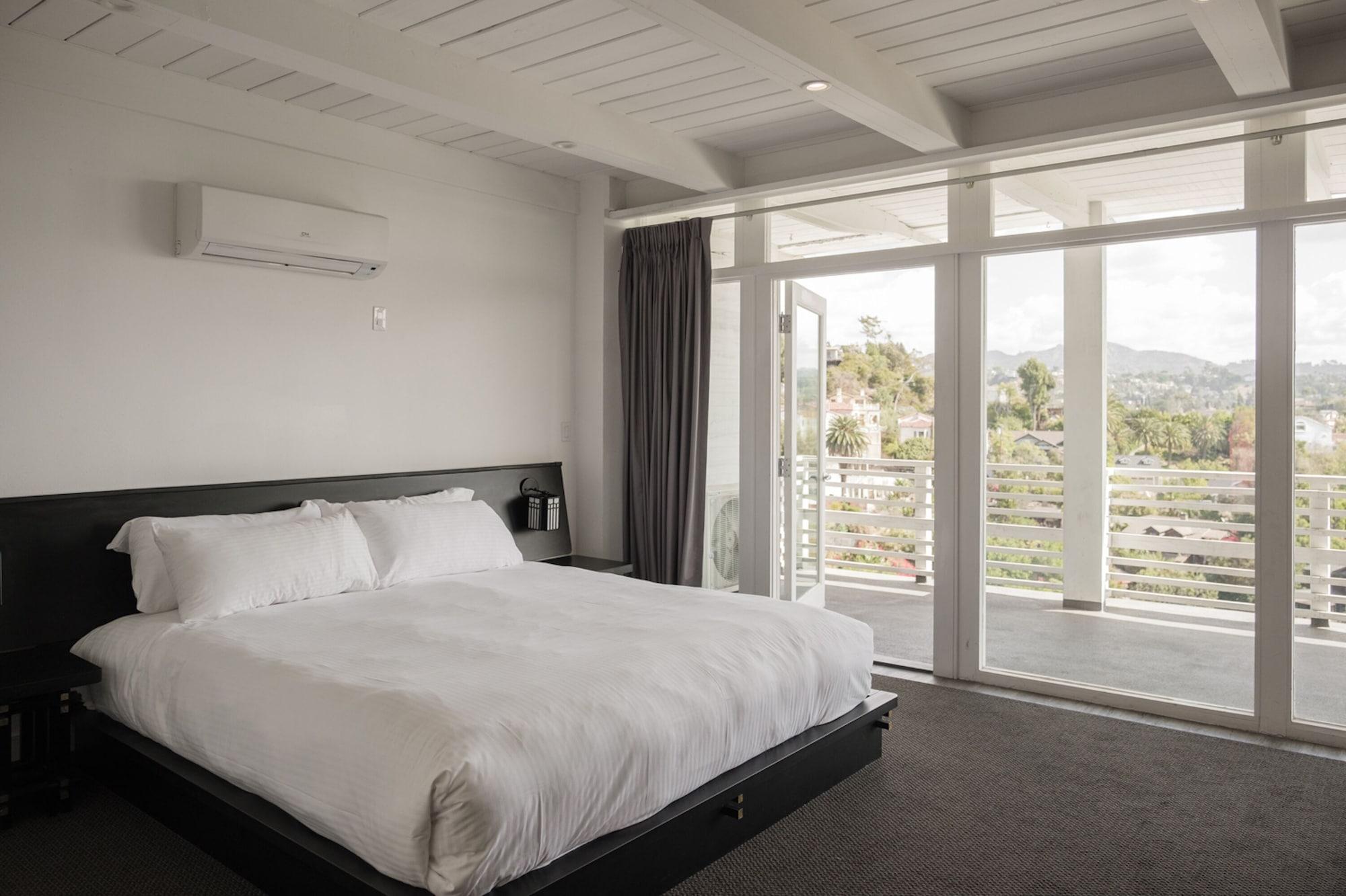 Deluxe, Suite, Hollywood View