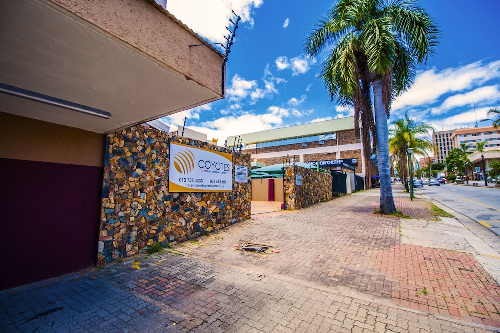 Coyotes Hotel & Conference Centre 22/25