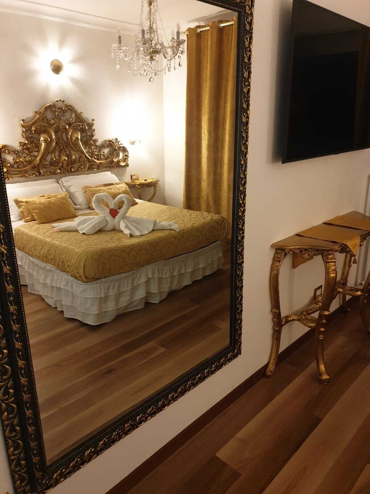 LUXURY, SUITE, QUEEN BED, SAUNA, JETTED TUB