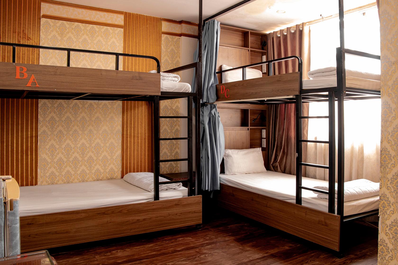 غرفة عائلية بأسرّة بطابقين وسرير بطابقين