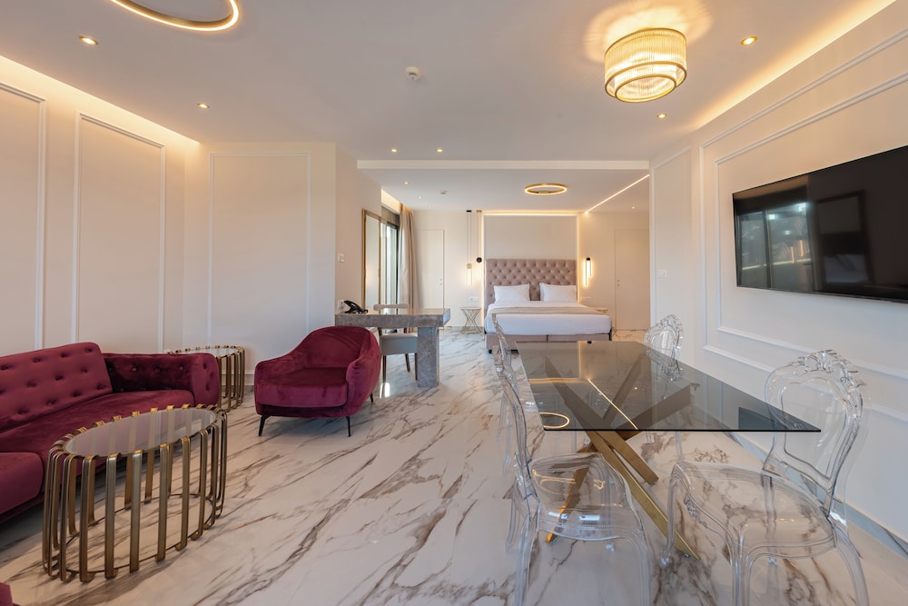 Philia Center Suites 55/73