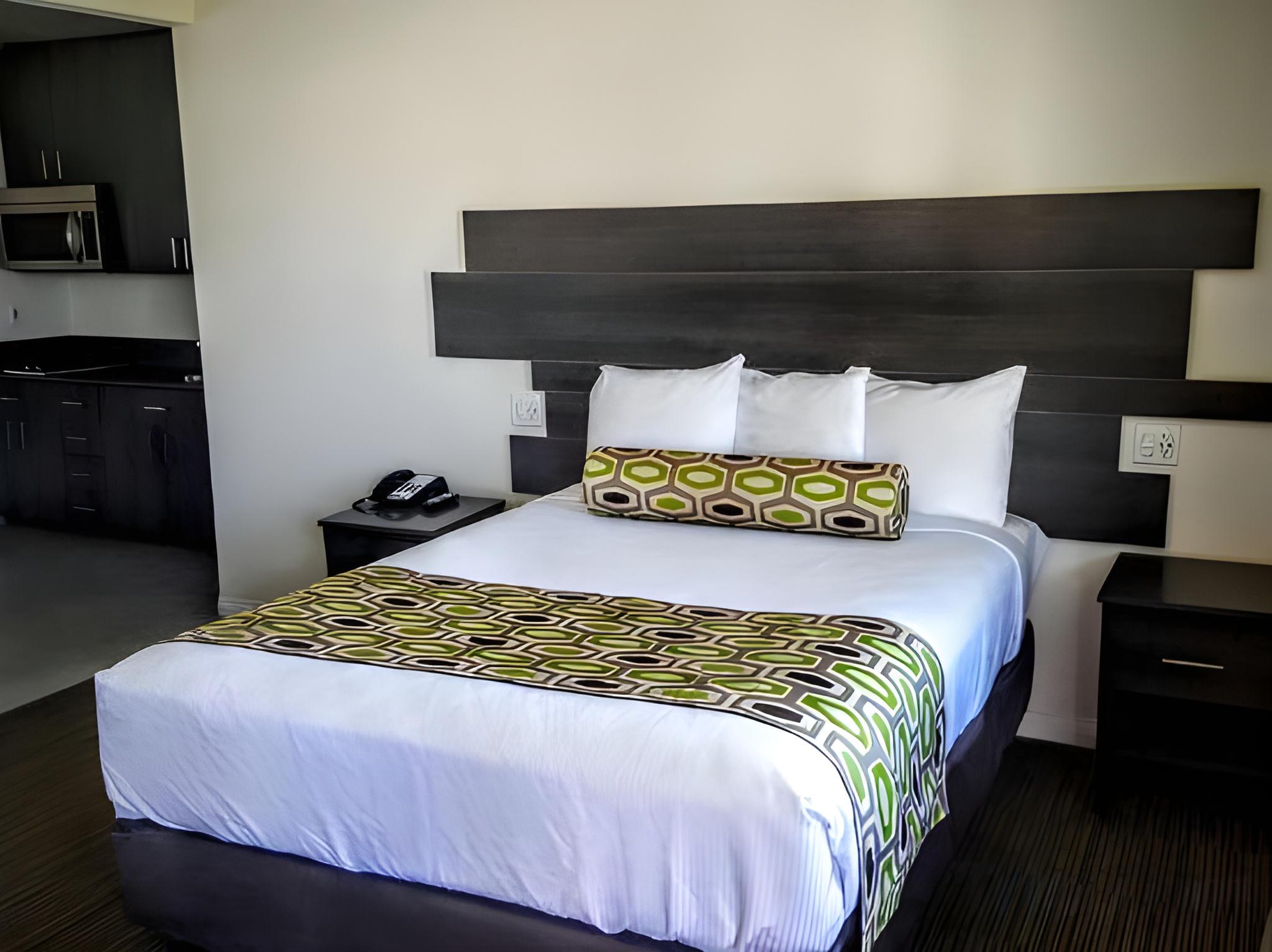 Deluxe, Single, 2 Queen Beds, Accessible