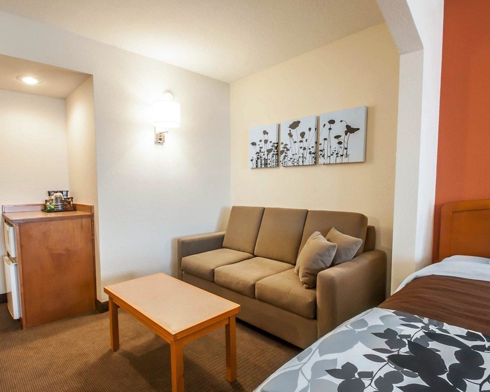 Sleep Inn Suites Lake of the Ozarks 33/52