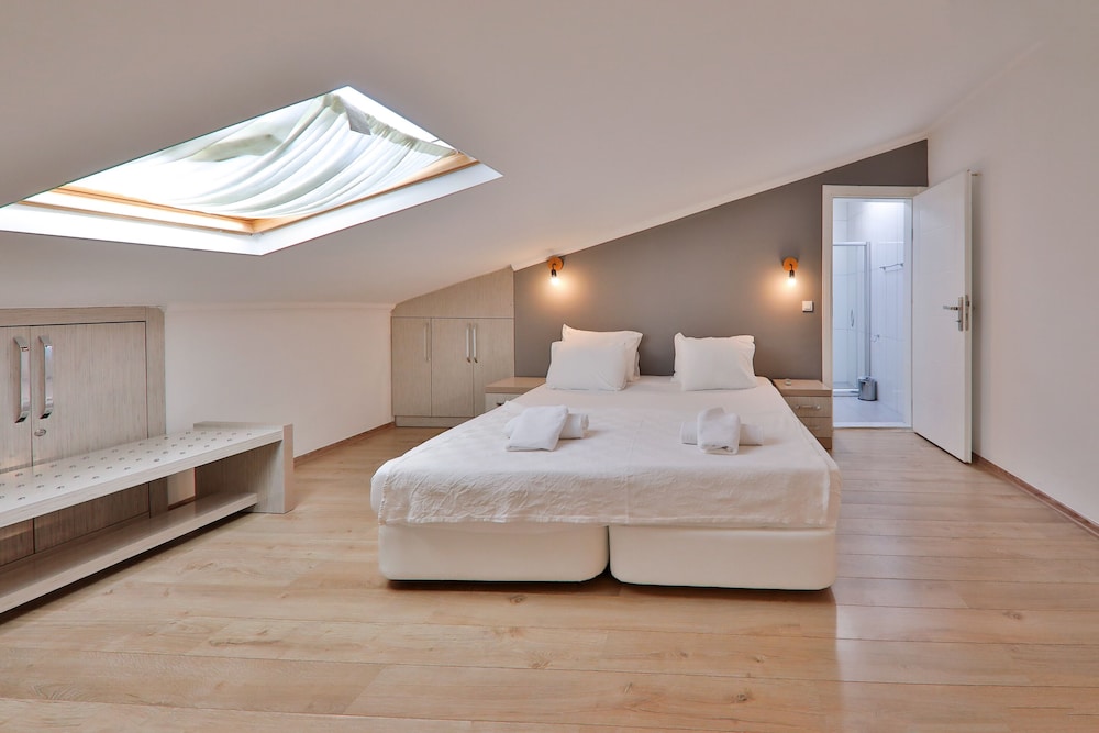 1 BEDROOM, DUPLEX, JUNIOR, 2 BATHROOMS