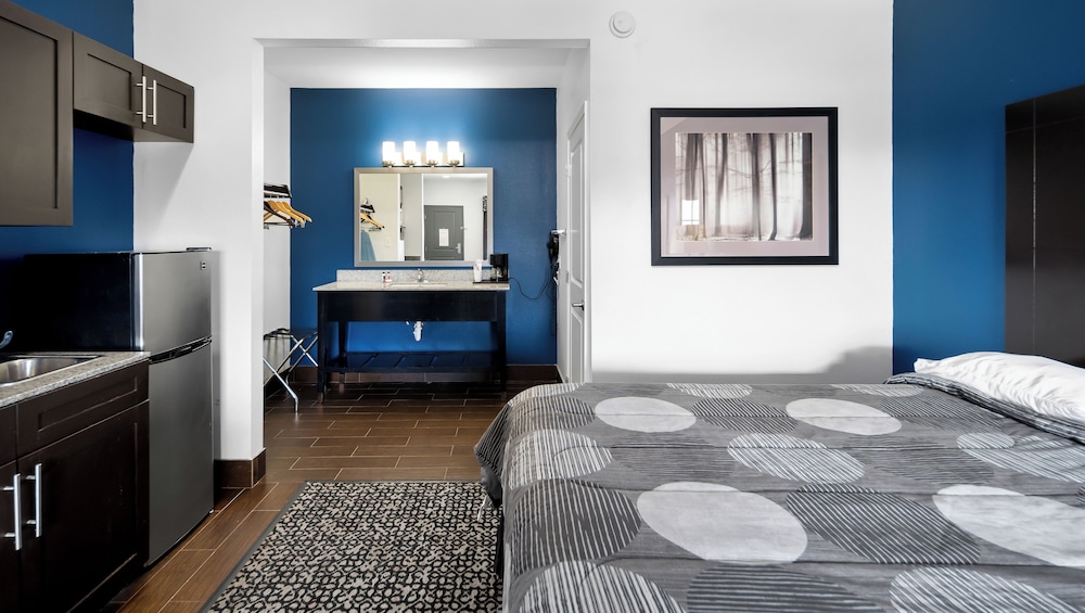 غرفة بسرير كينج بمطبخ صغير، Belmont Inn and Suites 4/8