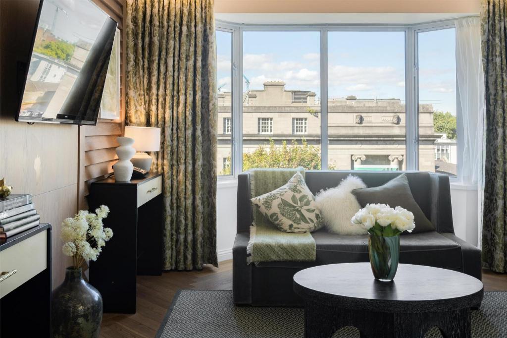 NIVEN, SUITE, KING BED