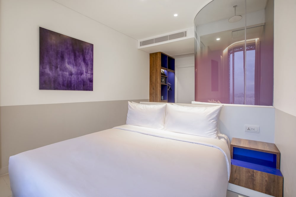 Wink, Lite, Queen Bed, River View