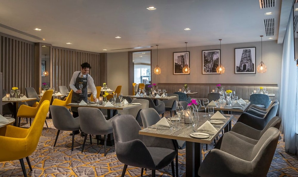 Maldron Hotel Southmall 33/44