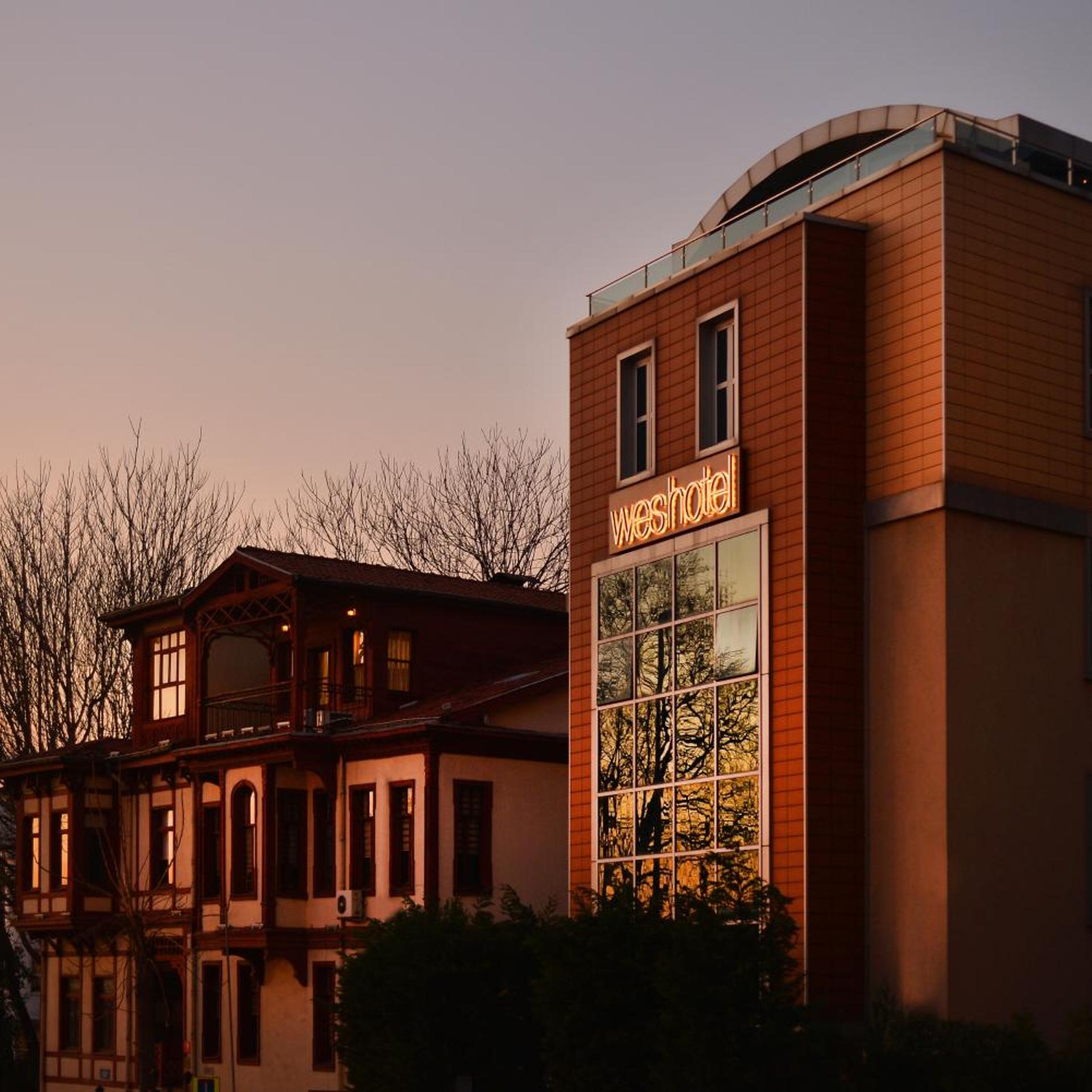 Wes Hotel 4/55