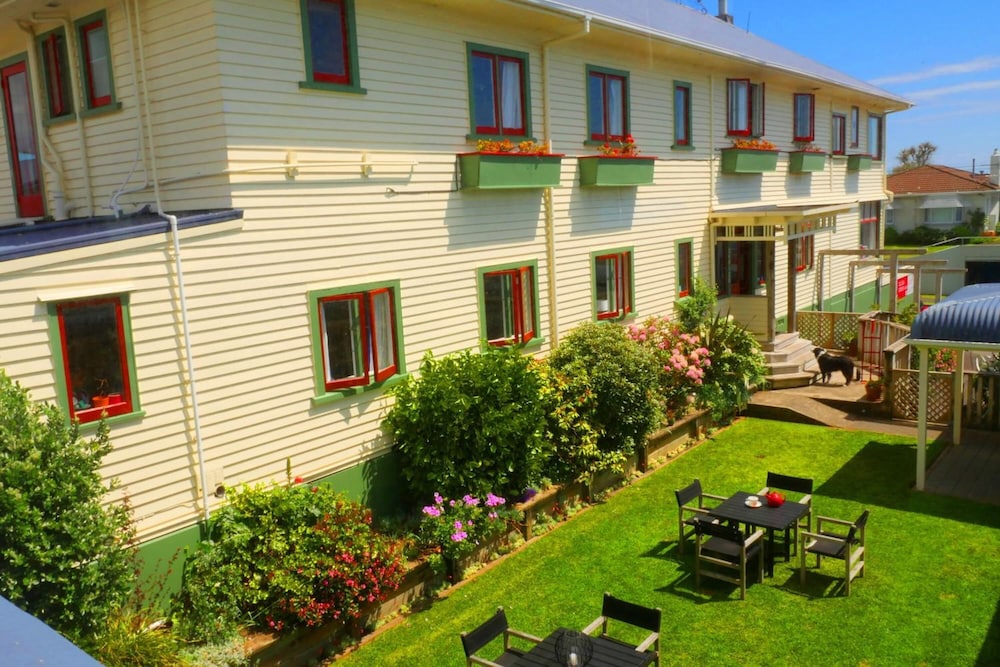 Ducks &amp; Drakes Boutique Motel &amp; Backpackers 42/43