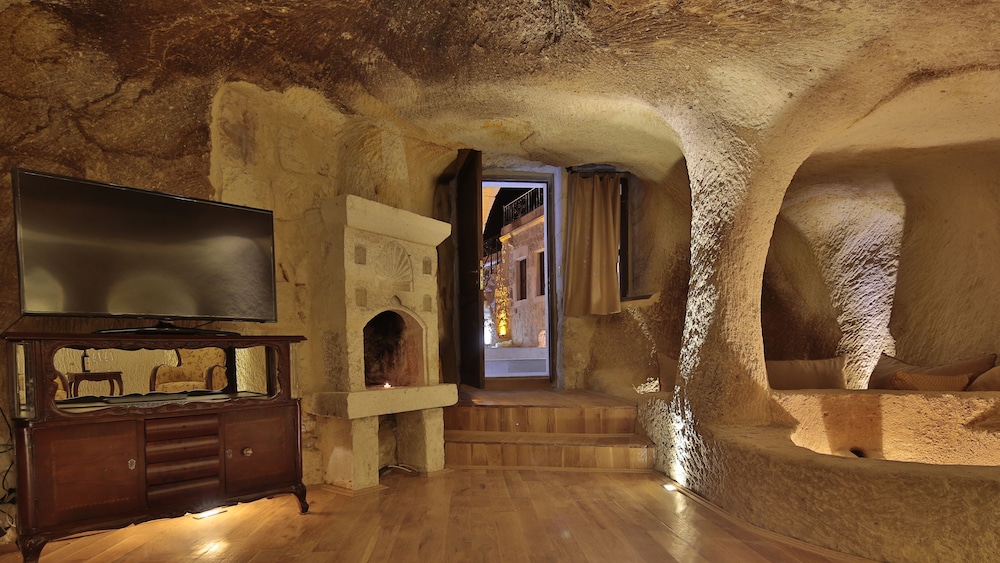 Golden Cave Suites 22/55