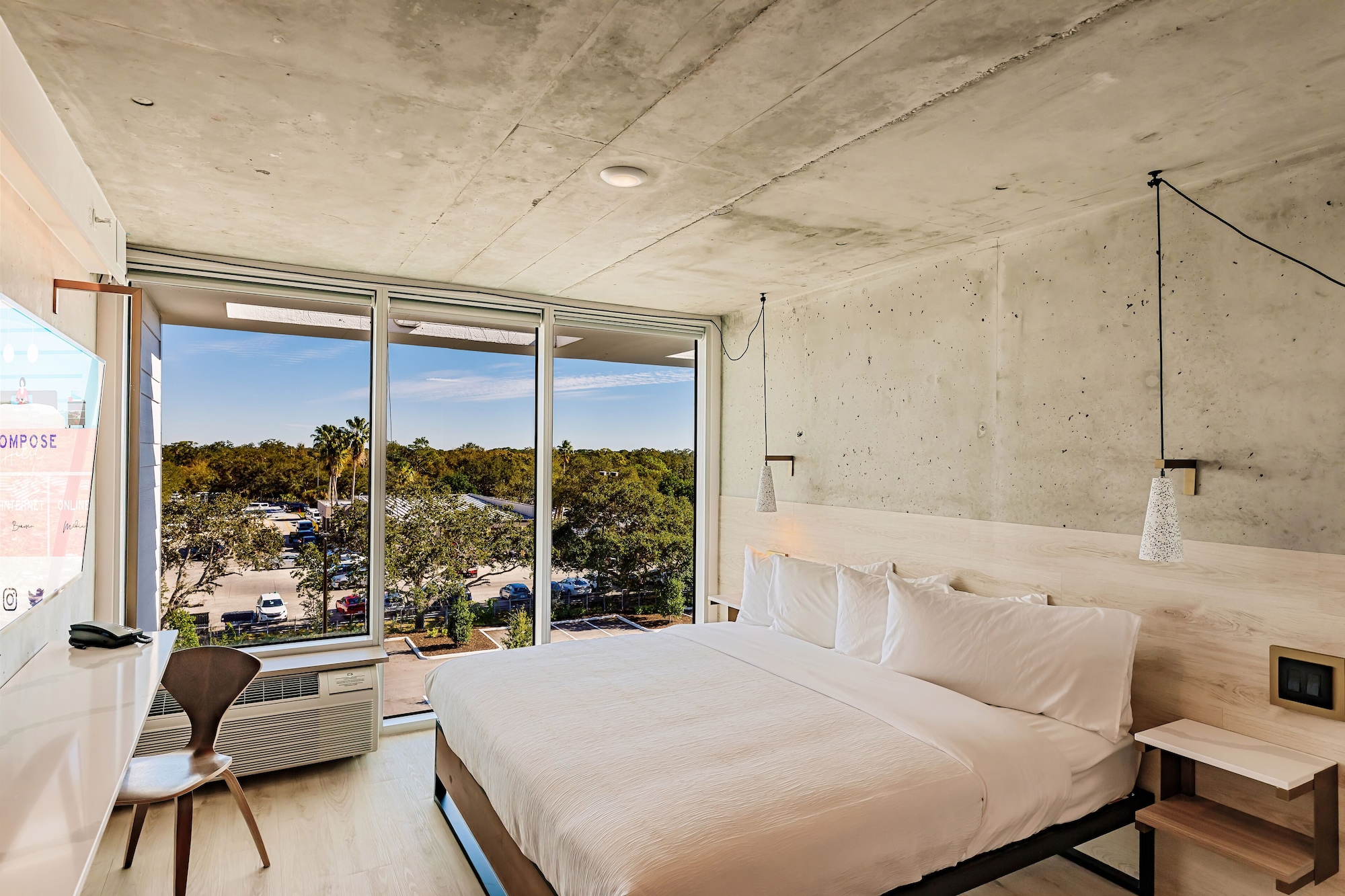 ROOM, KING BED, BALCONY
