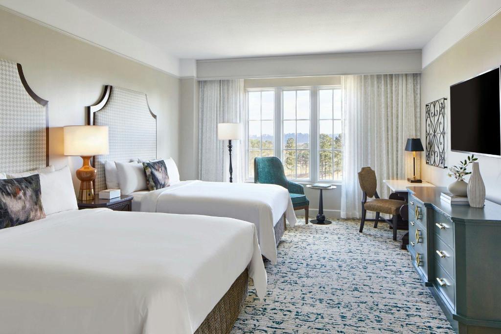1 Bedroom, Tower, Suite, 2 Queen Beds, Pool View, Sofa, Balcony, Corner