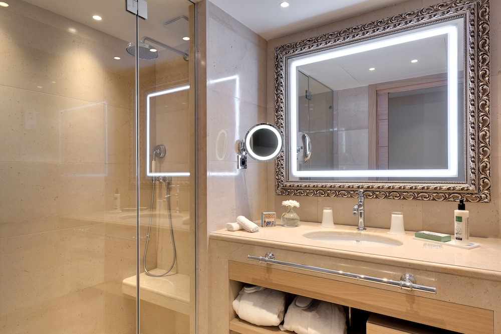 Prestige, Deluxe, King Bed, Terrace or Garden View، Le Mas de Pierre 4/4
