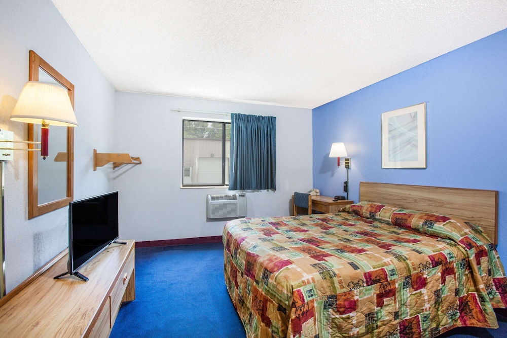 Super 8 by Wyndham Hot Springs 11/22