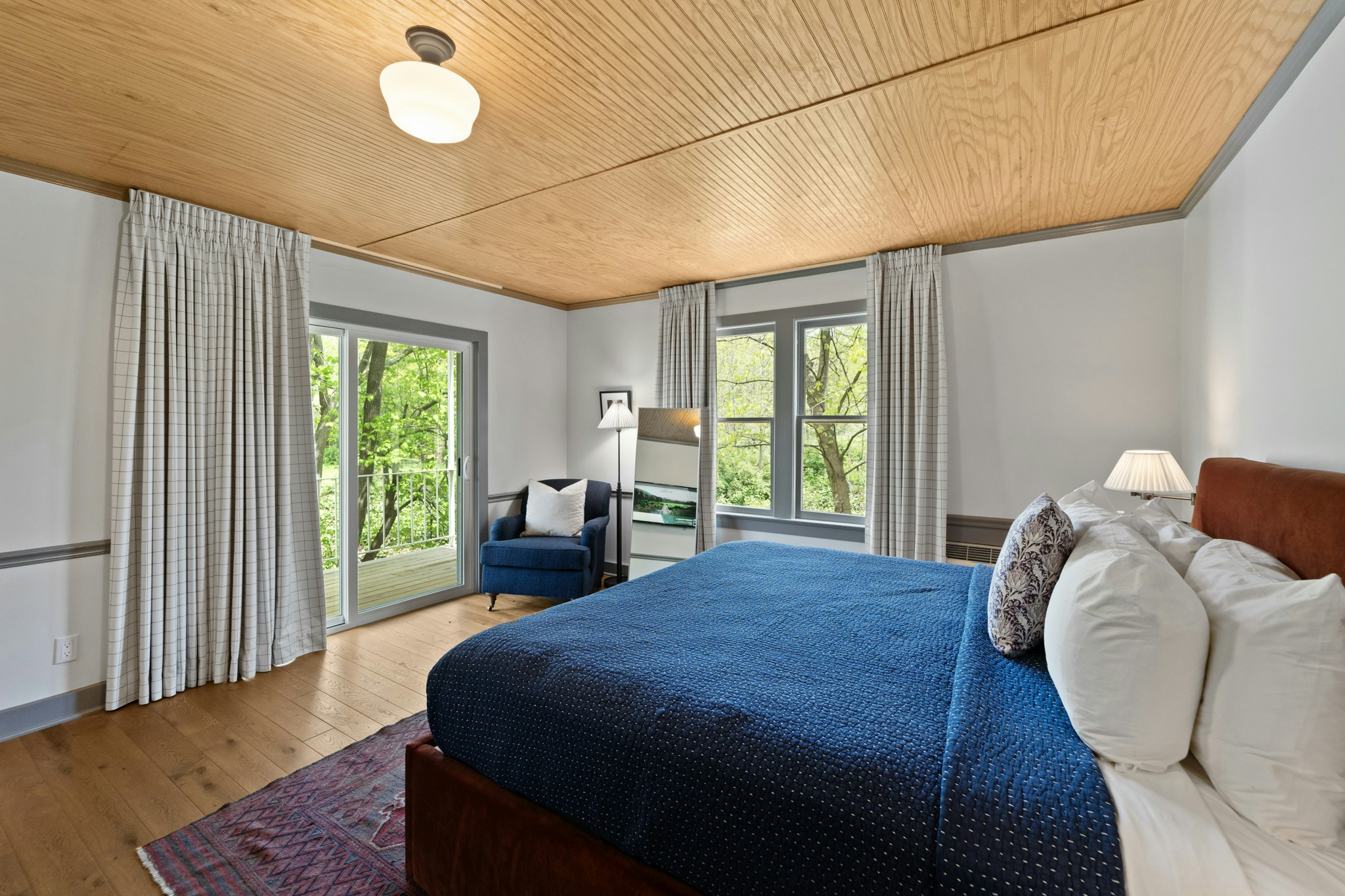 Room, Queen Bed, Street Side View, Balcony