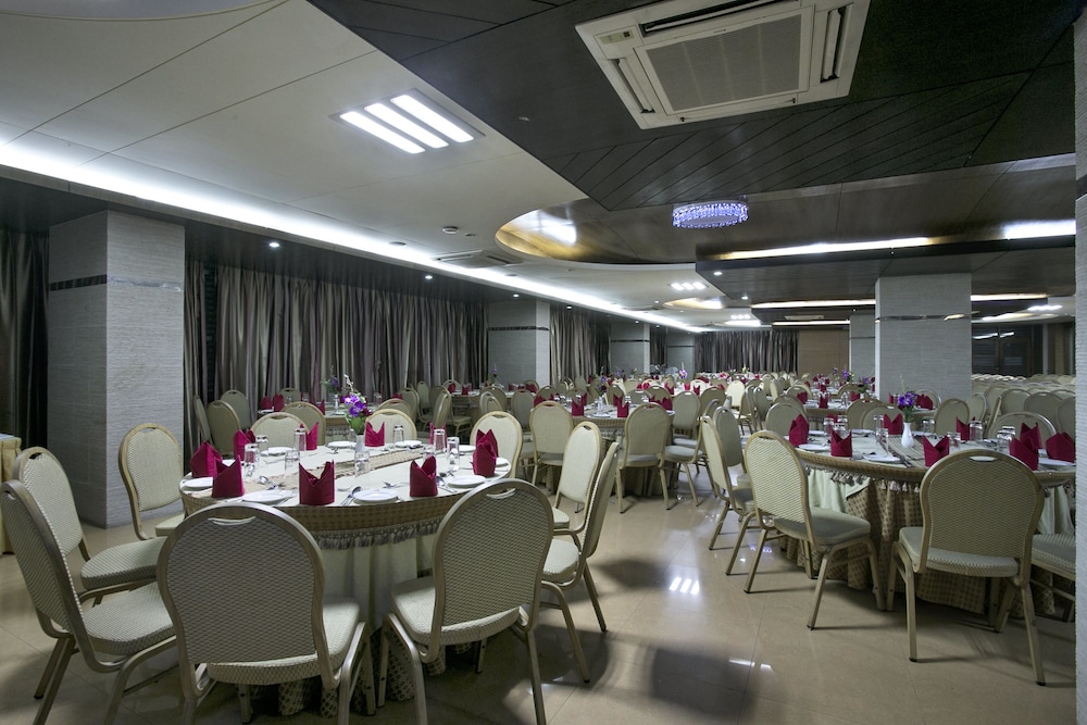 Fars Hotel and Resorts 36/41