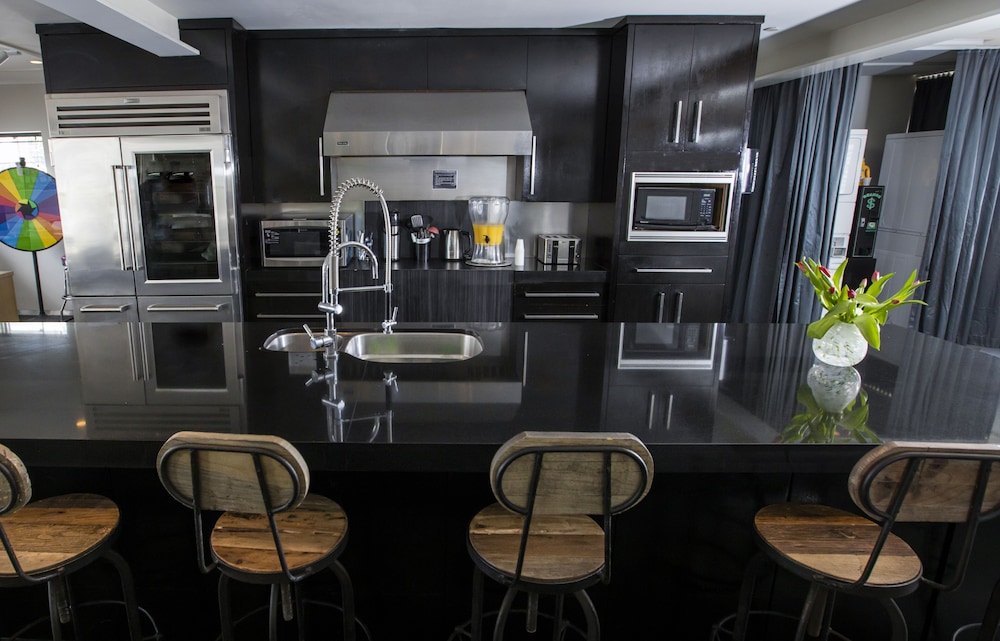 Posh South Beach Hostel 33/38