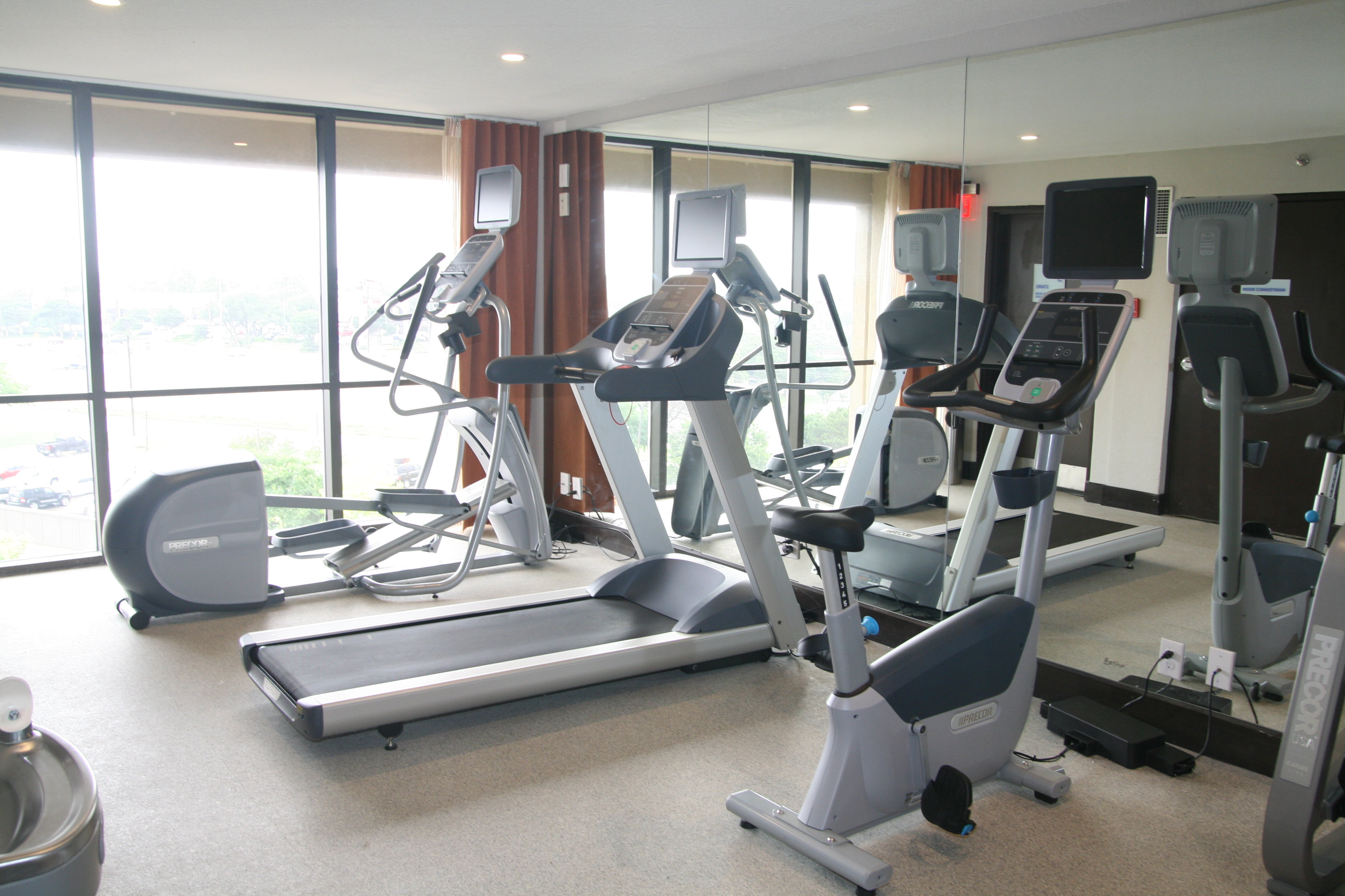 Holiday Inn Express & Suites San Antonio Medical-Six Flags 48/74