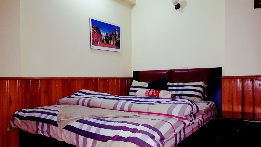 2 BEDROOMS, DELUXE, DOUBLE OR TWIN BED, KITCHEN, SMOKING
