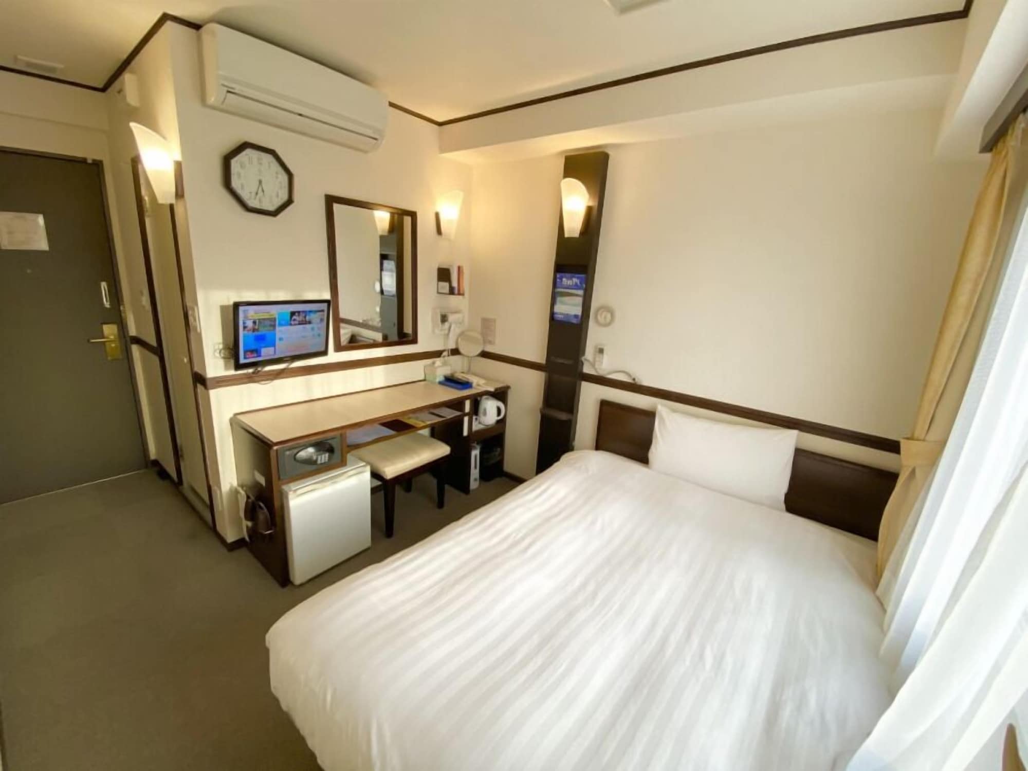ROOM, SINGLE