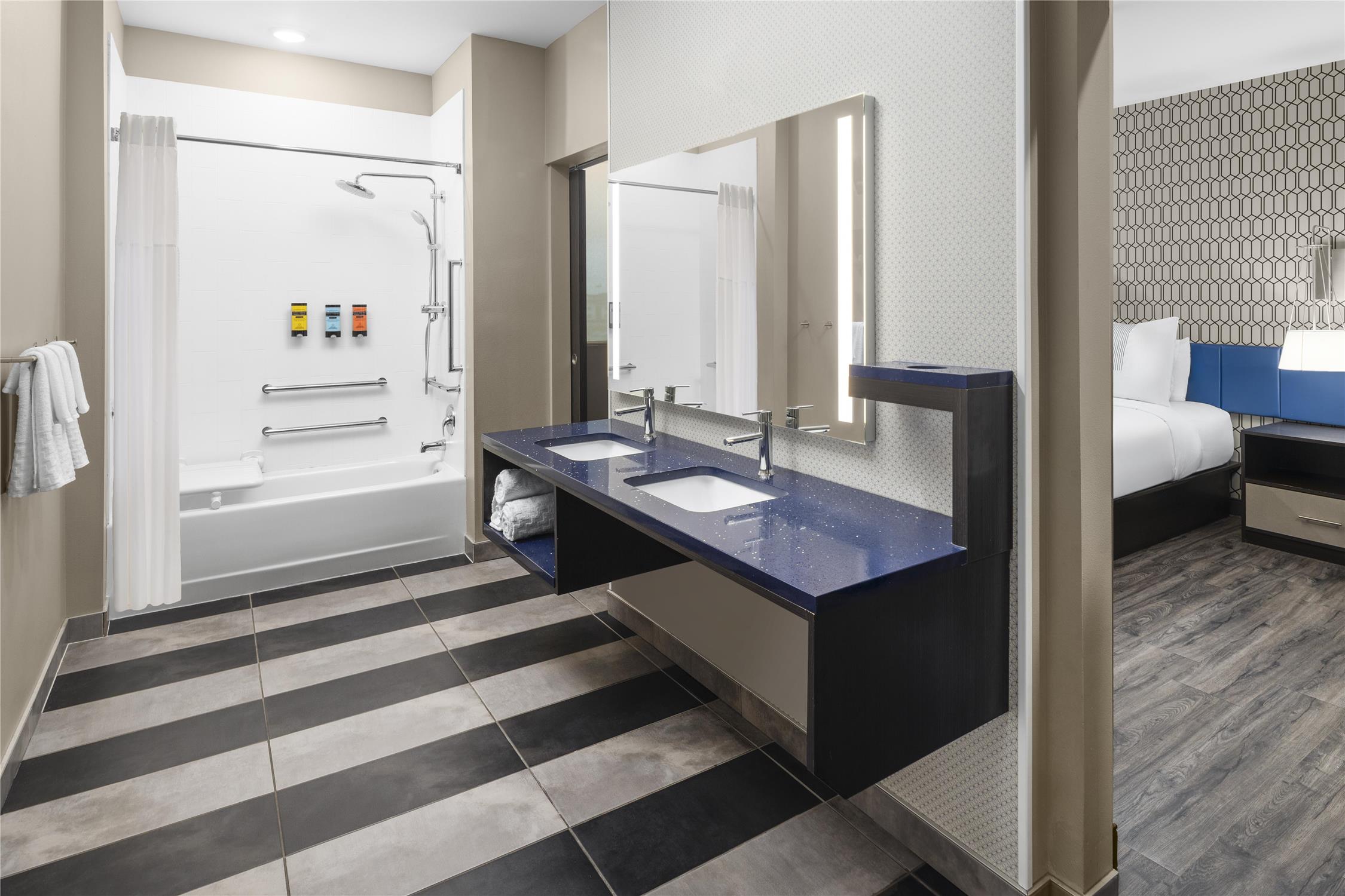 غرفة بسرير كينج بحوض استحمام لذوي الإعاقة، Glo Best Western Dawley Farms In Sioux Falls 7/7