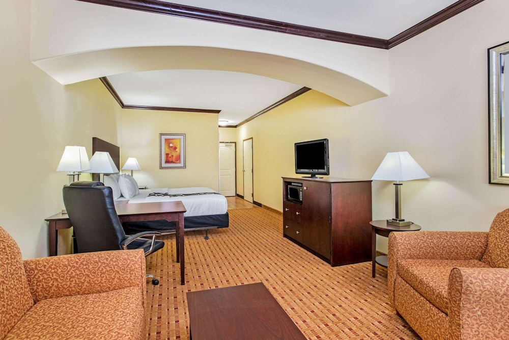 La Quinta Inn & Suites by Wyndham Ennis 34/50