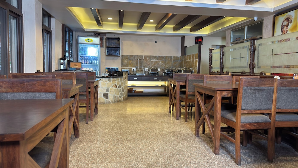 Hotel Everest Nepal 56/64