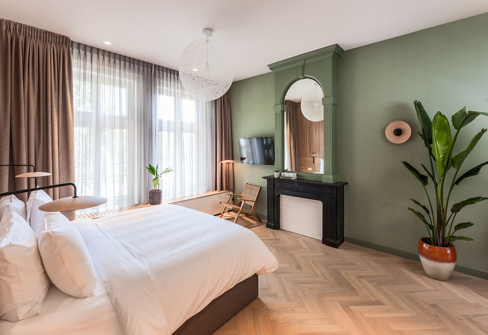 LUXURY, SUITE