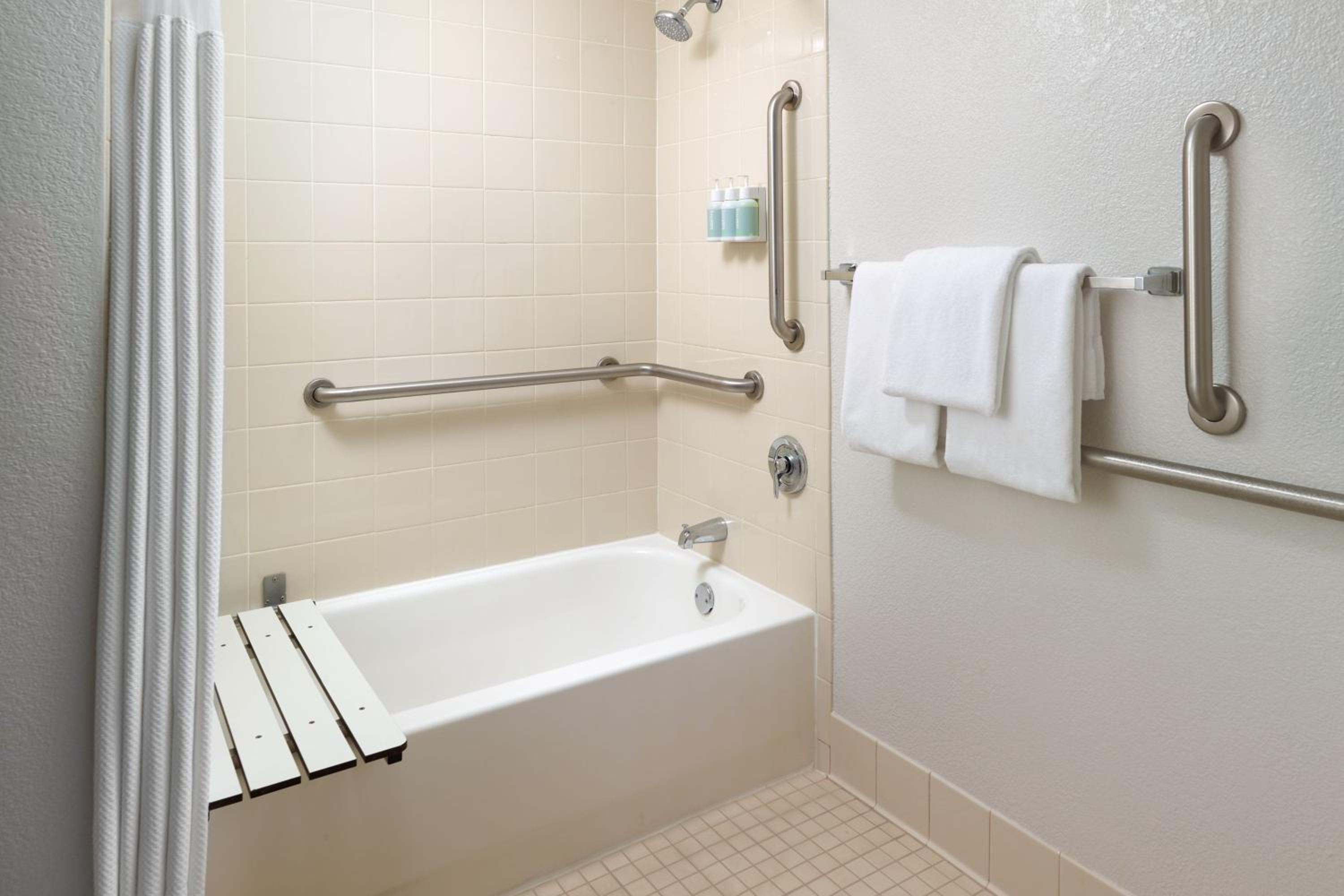 غرفة بسريرين مزدوجين بحوض استحمام لذوي الإعاقة، Courtyard by Marriott Orlando International Drive/Convention Center 4/5