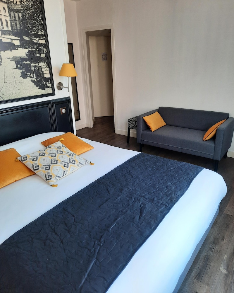 Superior, Queen Bed, HOTEL DE FRANCE 2/4