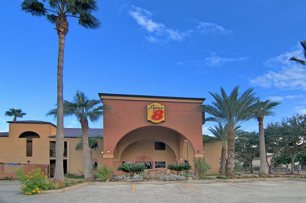 Super 8 by Wyndham Houston/Webster/NASA 1/30