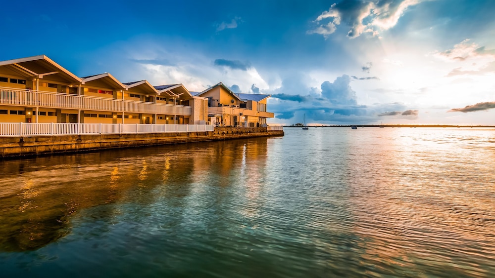 Best Western Plus Yacht Harbor Inn 22/42