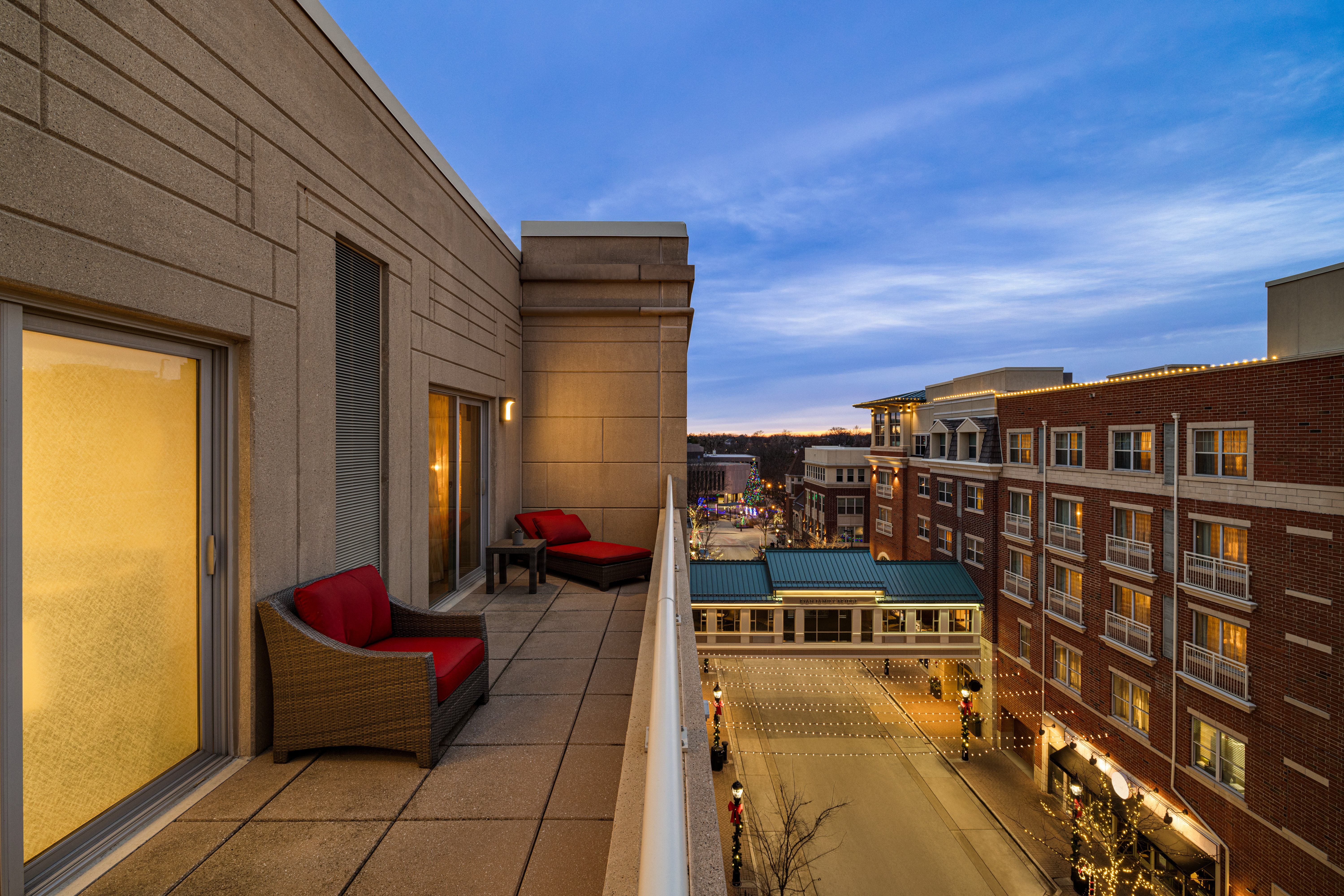 HOTEL INDIGO NAPERVILLE RIVERWALK 44/78