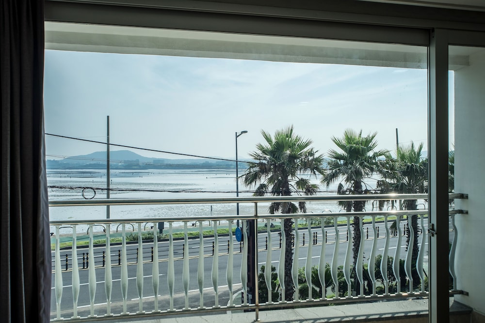 Breeze Bay Hotel 6/32