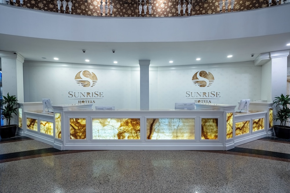 Sunrise Queen Resort 6/50