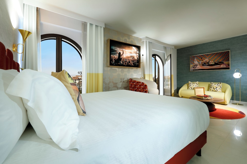 Studio, Suite, King Bed, Sofa