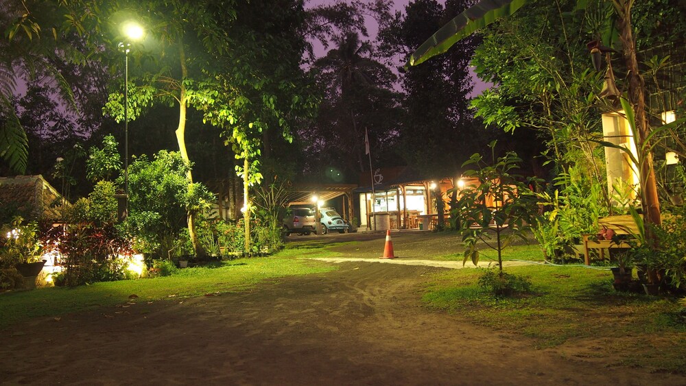 The Riverside Javanese Cottages 33/45