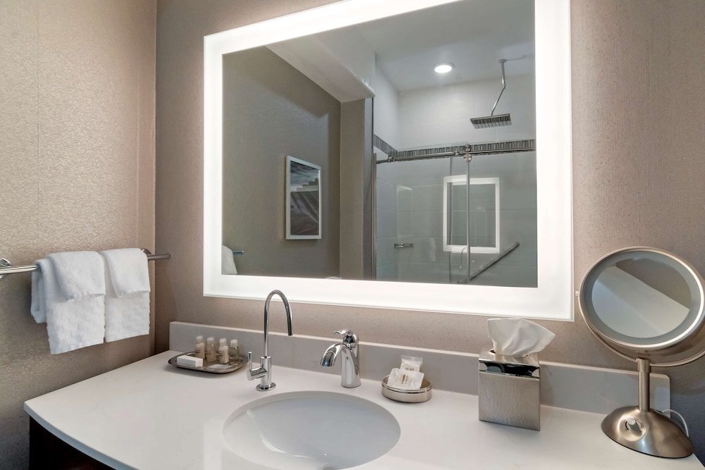 Best Western Premier Liberty Inn & Suites 17/48